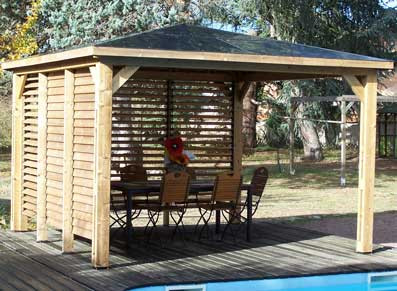 bar d'extérieur sous une tonnelle pergola